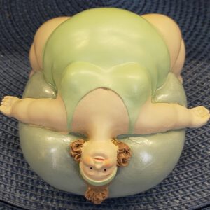 Frau kopfüber auf Ball